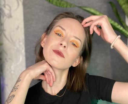 Girl Alone - FascinatingEyess