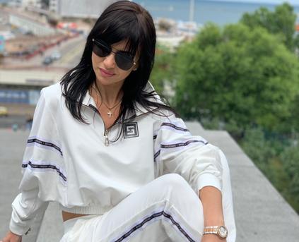 Shy Girl Alone - Brunnete09