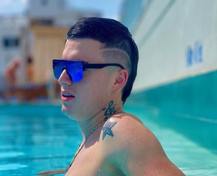 Guy Alone (Gay) - kenFerrer