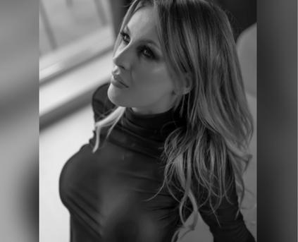 Girl Alone - KimDavvis