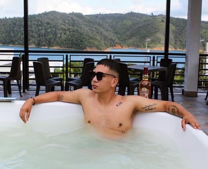 Guy Alone (Gay) - damianhorny2424