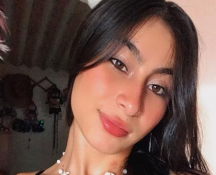 Shy Girl Alone - beatriz_