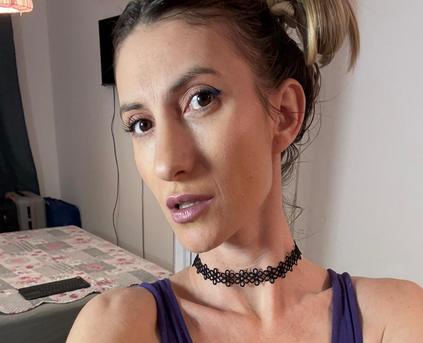 Girl Alone - Roxanequinn