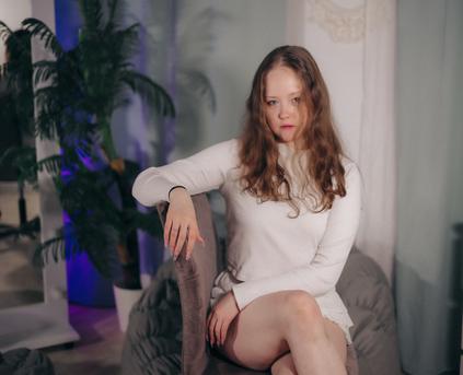 Shy Girl Alone - Yenneferr